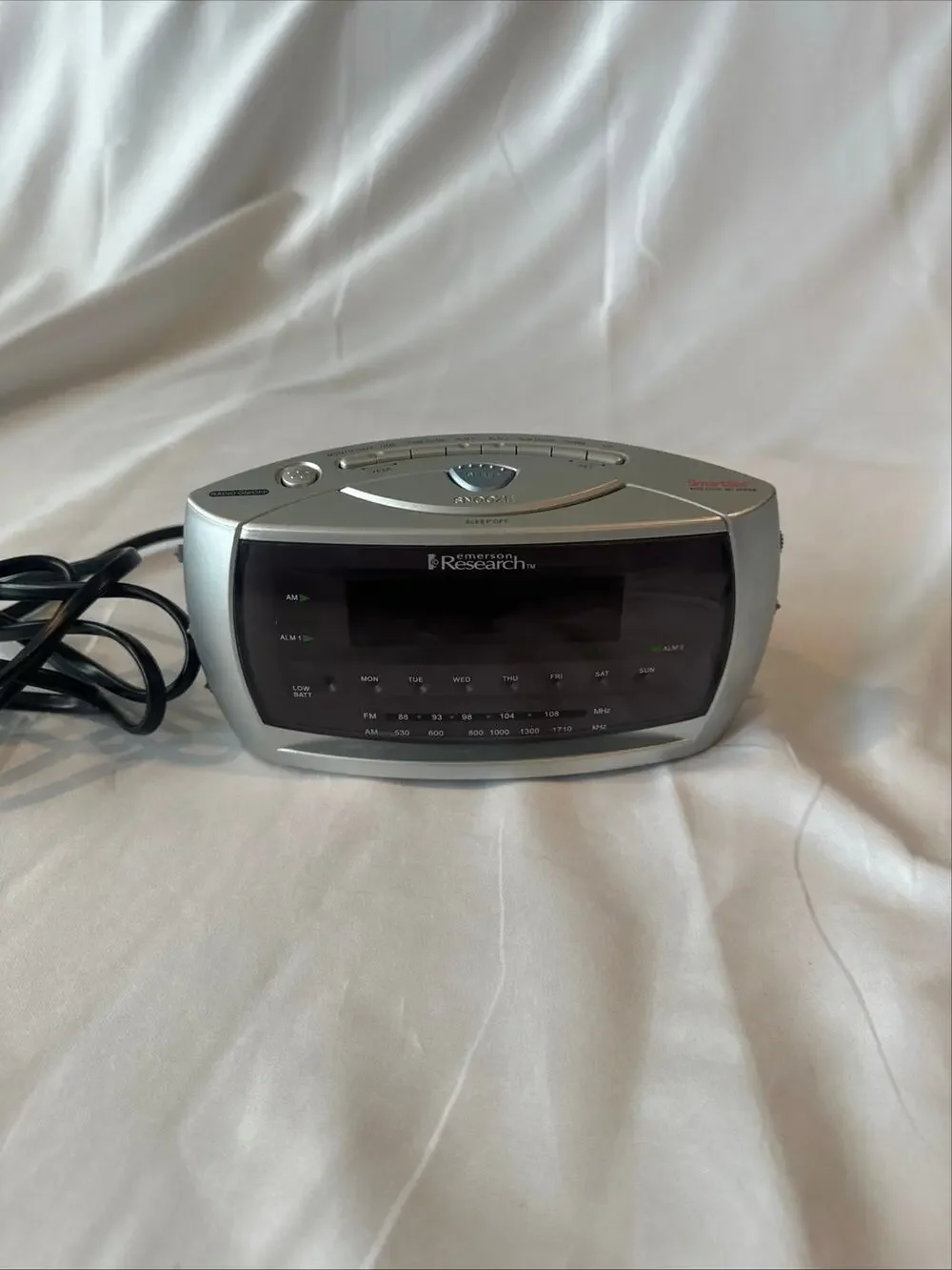 Emerson research, dual alarm clock radio